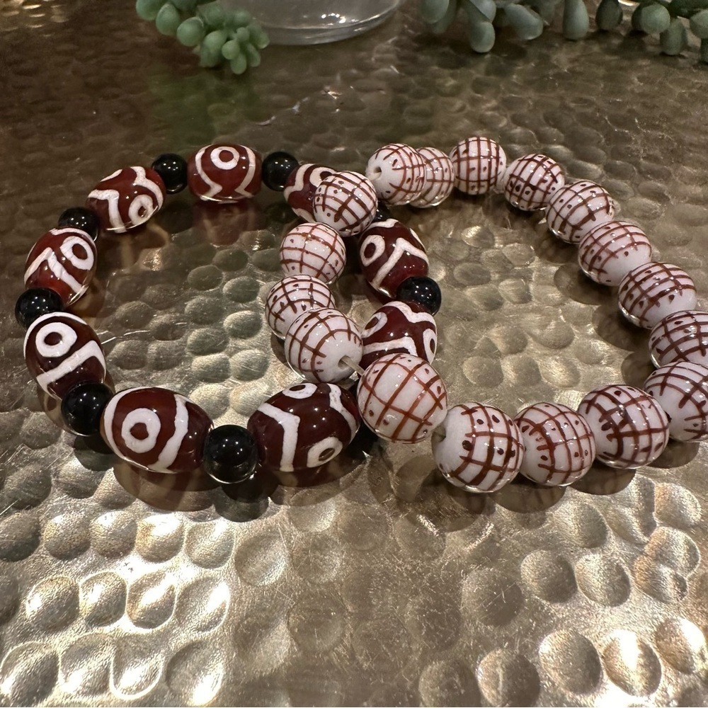 Pair of vintage glass bead bracelets elastic expandable brown and white